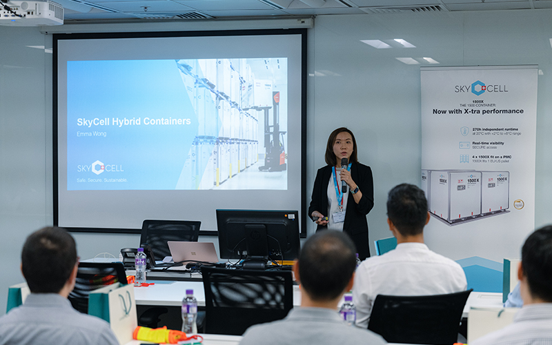 SkyCell 亞太區業務發展總監Emma Wong於國泰航空貨運站向一眾代表介紹1500X集裝箱