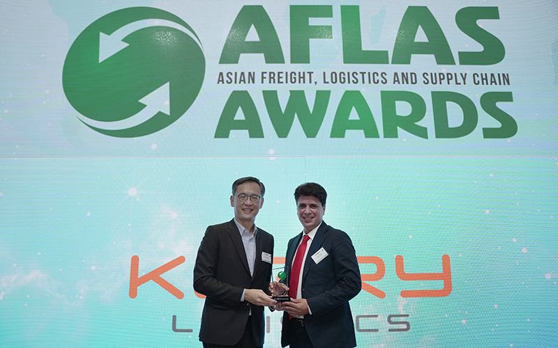 東南亞地區貨運主管 Ashish Kapur（右）於AFLAS 頒獎典禮上領取「最佳綠色貨運航空公司」獎項