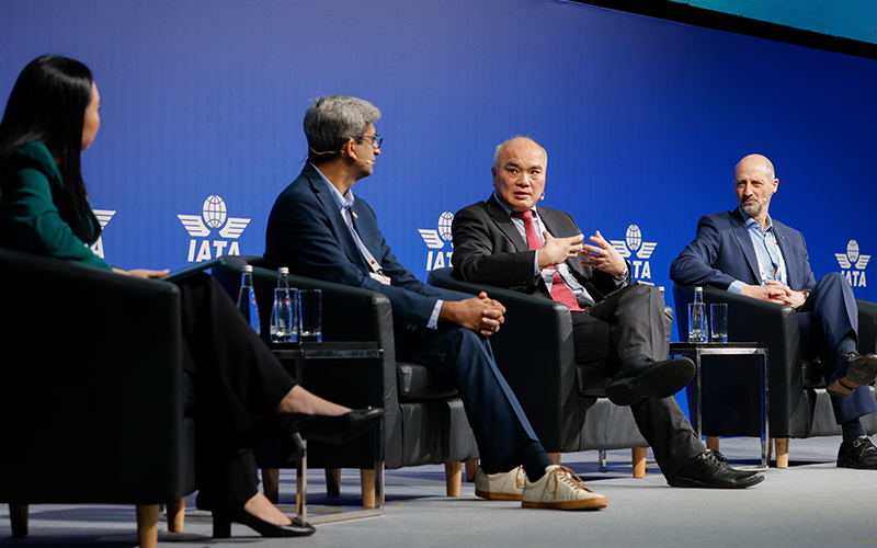 傳訊香港有限公司行政總裁吳偉傑（左三）強調加快數碼轉型的好處