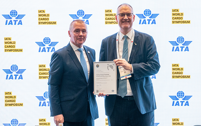 Cathay Cargo Terminal Chief Operating Officer Mark Watts (right) picking up the IEnvA accreditation from IATA Director-General Willie Walsh