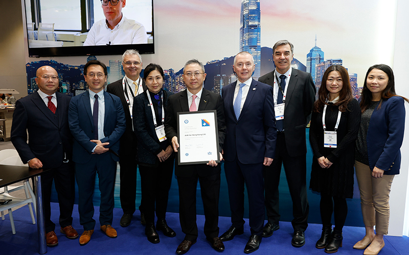 Air Hong Kong Chief Operating Officer Clarence Tai (centre) holds the IATA membership certificate with IATA Director-General Willie Walsh on his right and IATA Regional Head of Sales North Asia Yvonne Ho to his left.